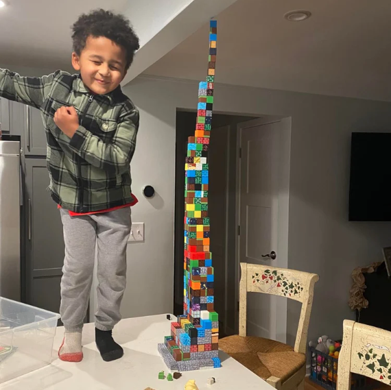 Vier bewegte KidsCraft-Spielszenen: Kinder verbinden magnetische Würfel und bauen gemeinsam eigene Welten.
